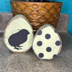 Rustic Green & Black Egg-Shaped Easter Table Decor